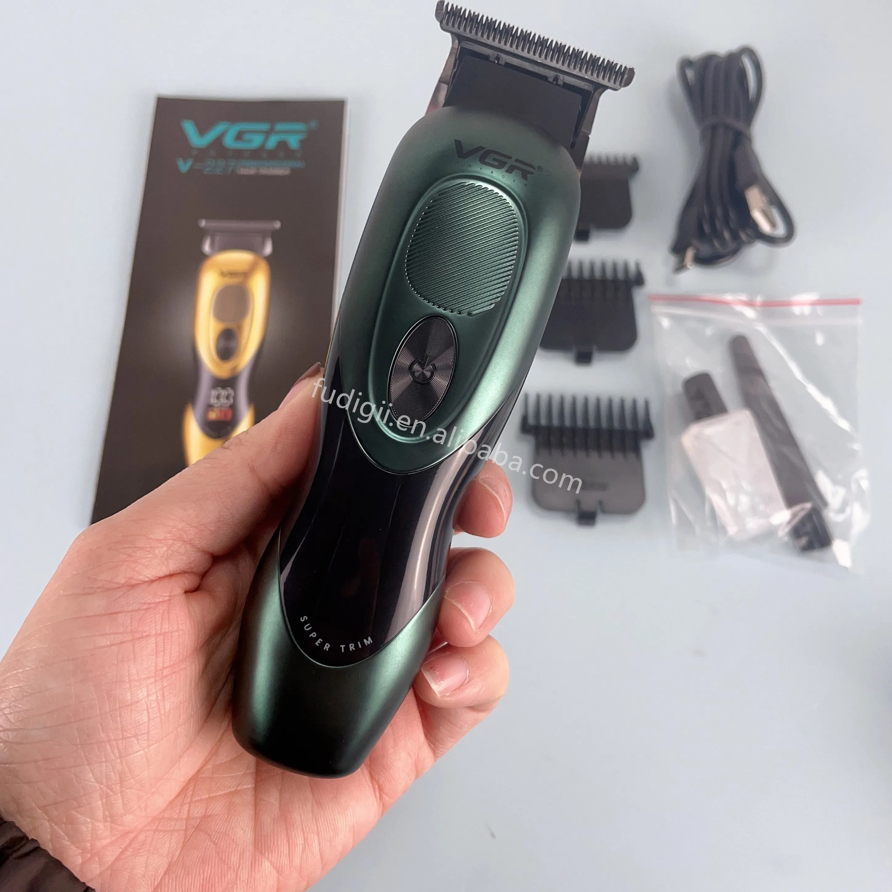 ماشین اصلاح وی جی آر مدل V-227 با تیغه تیتانیوم و برش خطی